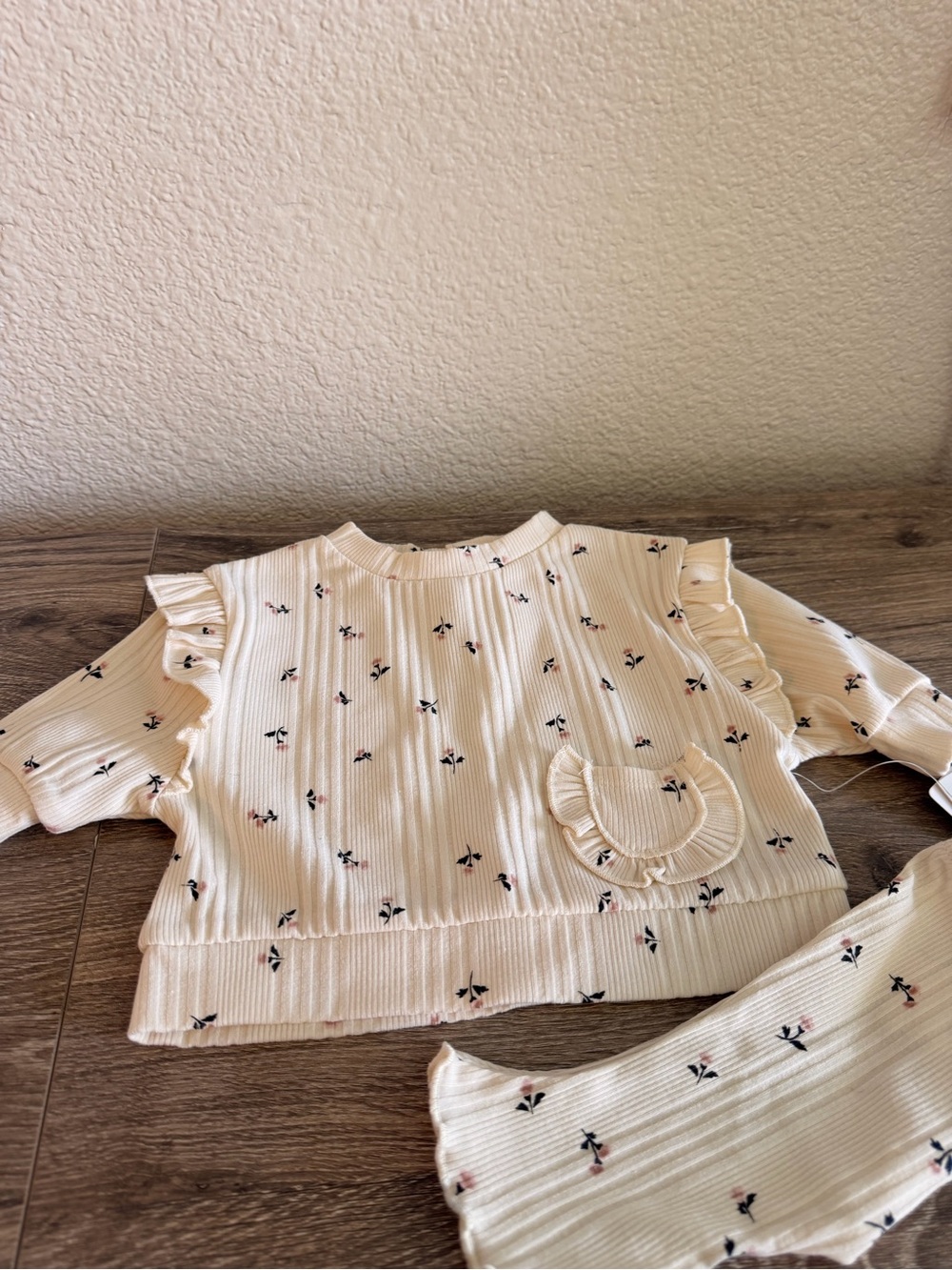 Cream Floral Ribbed Kids Matching Set with Ruffle Pocket - Picture 2 of 4